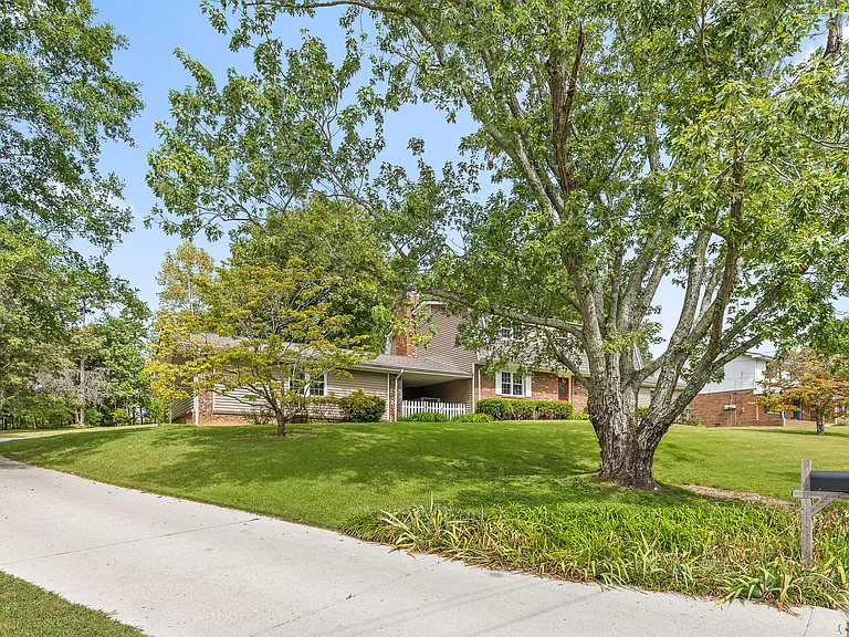 8693 Arbutus Dr — Photo 35