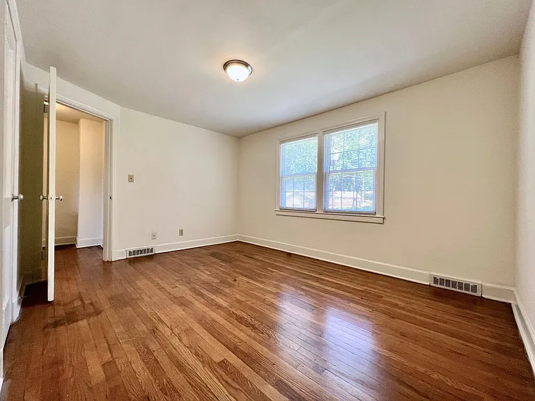 Latham Park Manor — Photo 17