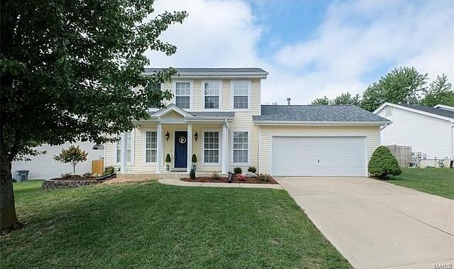 Welcome to this stunning 3 bedroom, 2 1/2 bath home in the Manors At Royallsprings.  Come tour this beautiful home!