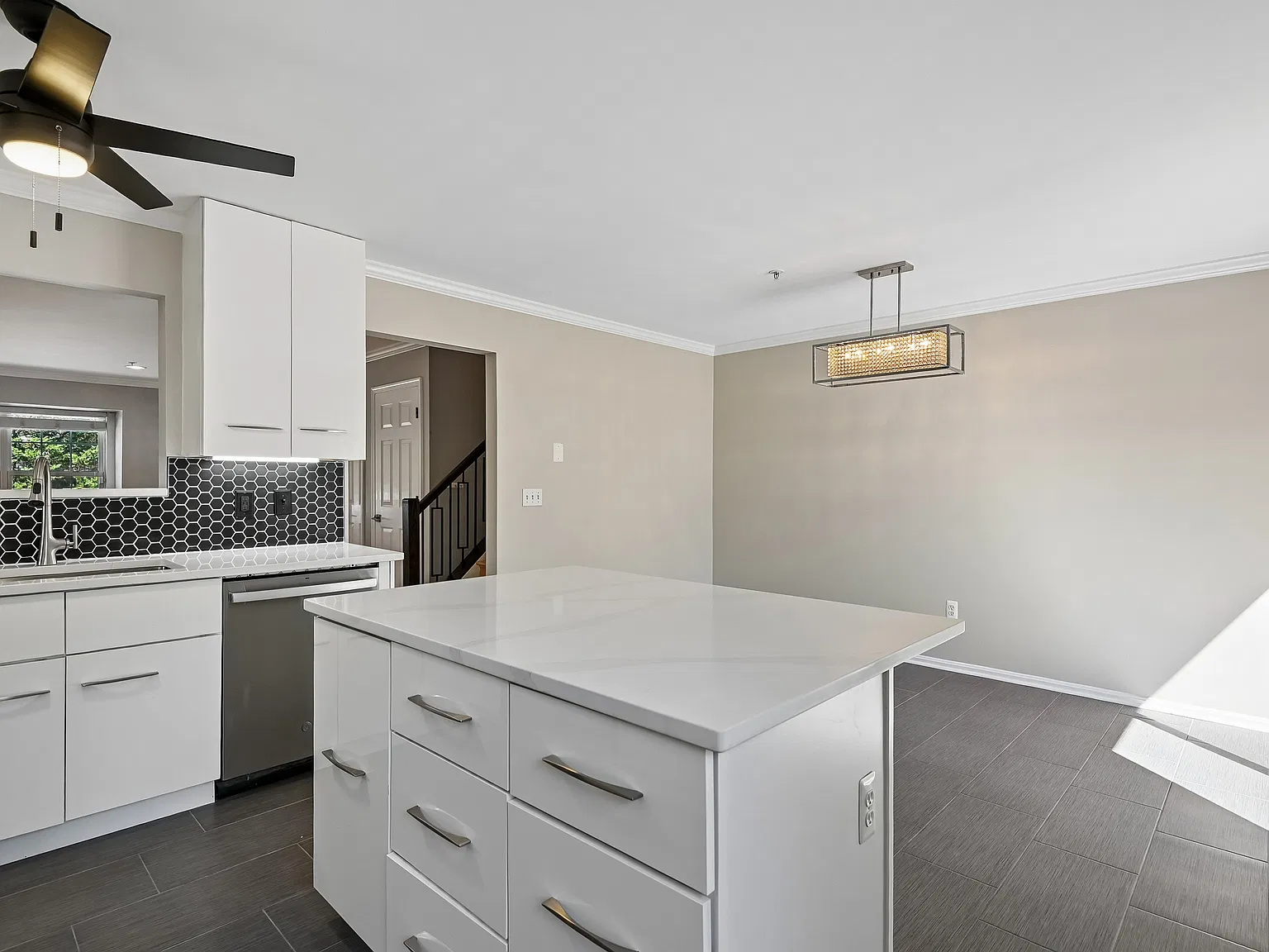 4 bed, 3.5 bath, 1957 sqft, $3,000 — Photo 3