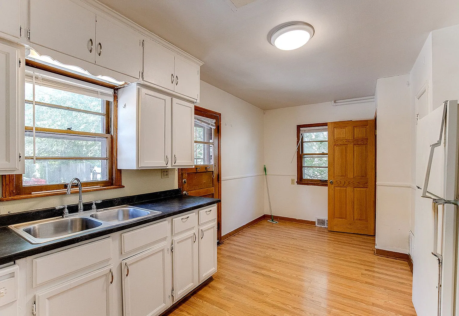 4 bed, $2,100 — Photo 1