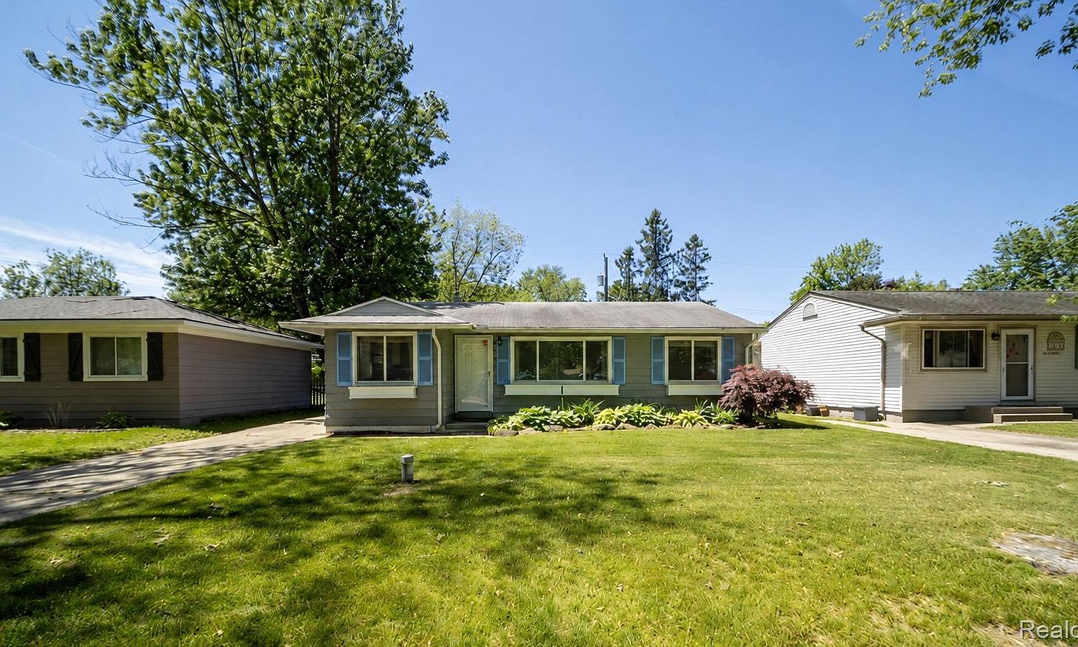 2363 Darnell St, Wolverine Lake, MI 48390