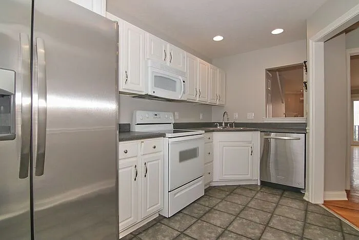 712 N East St — Photo 7