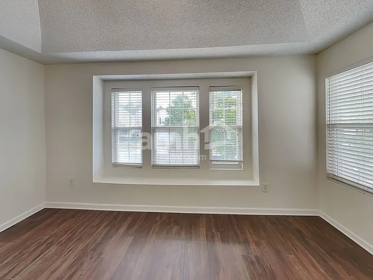 13711 Riding Hill Ave — Photo 11