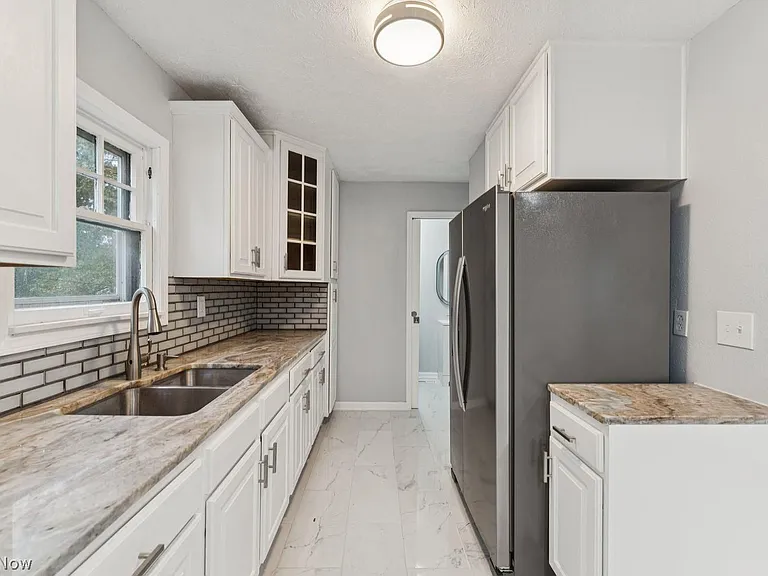 1387 Dietz Ave — Photo 3