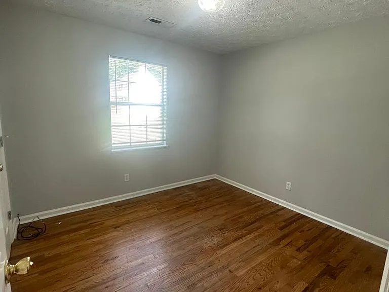 1215 Overton Ln — Photo 6