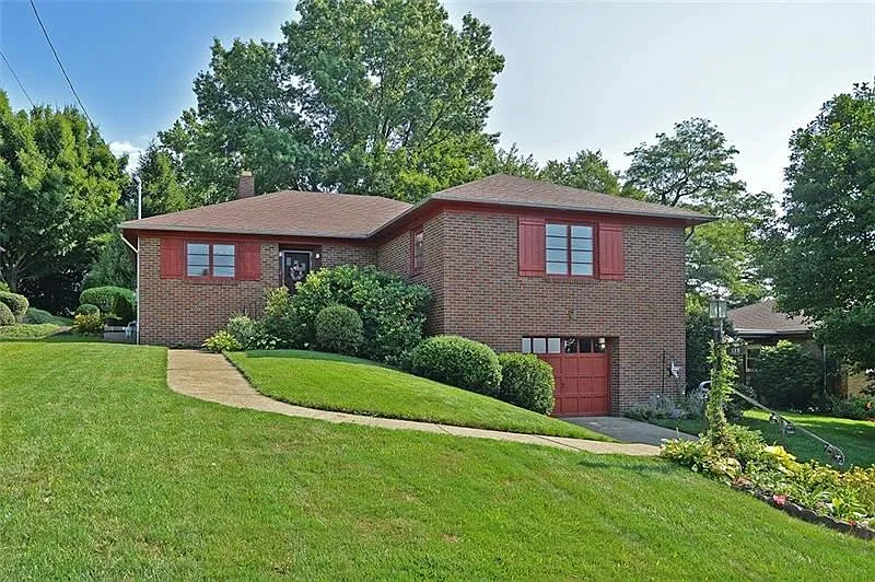 275 Hawthorne Dr photo 1
