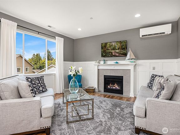 5th image of 742 Freedom Court SE