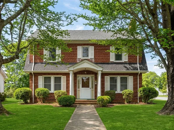 1744 W Main St, Waynesboro, VA 22980