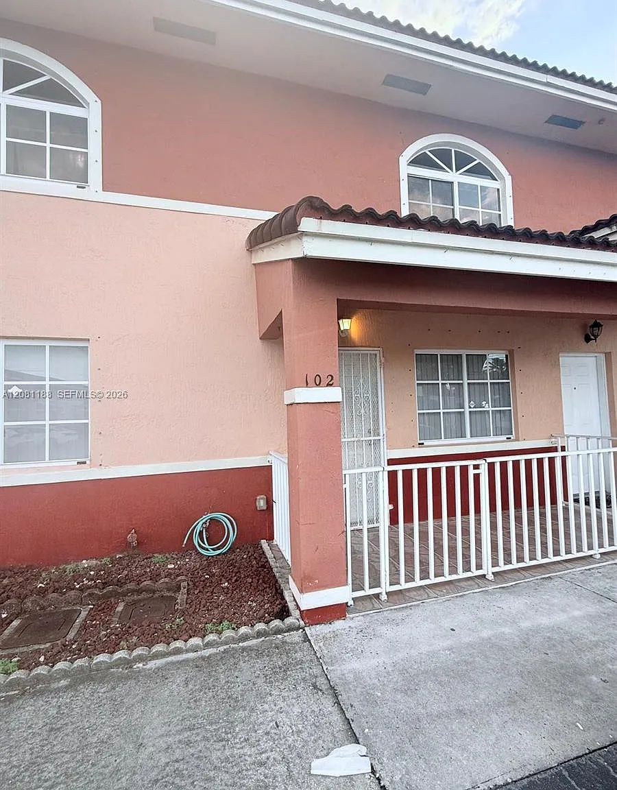 El Prado Xvi Condo — Photo 1