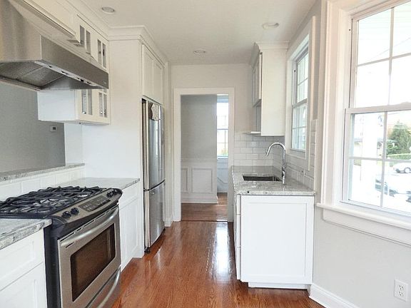 Modern Kitchen w/Stainless Steel Appliances