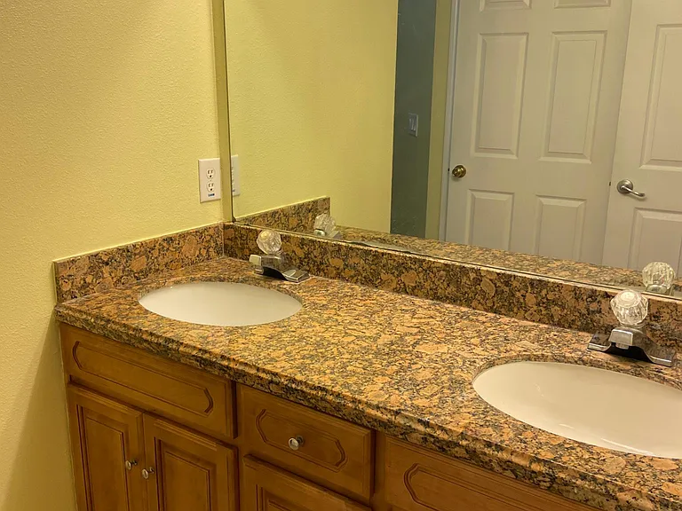 Dual sink with granite countertops