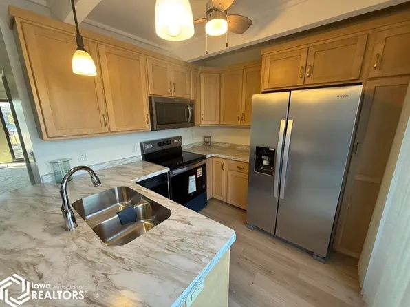 2700 N Shore Dr #L-34, Clear Lake, IA 50428