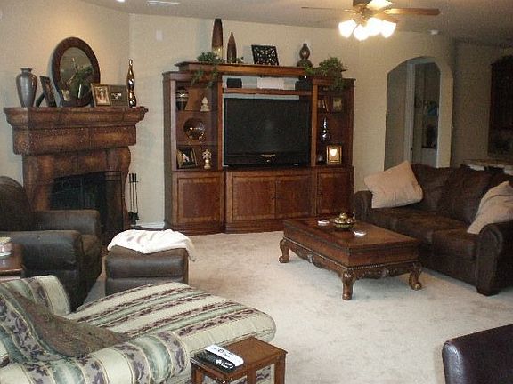 3rd image of 649 Crockett Dr