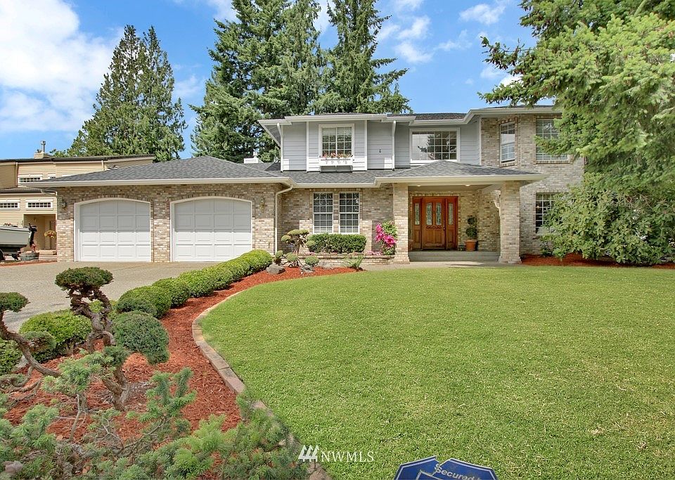 Rare opportunity to own this wonderful golf course home with some lake views!