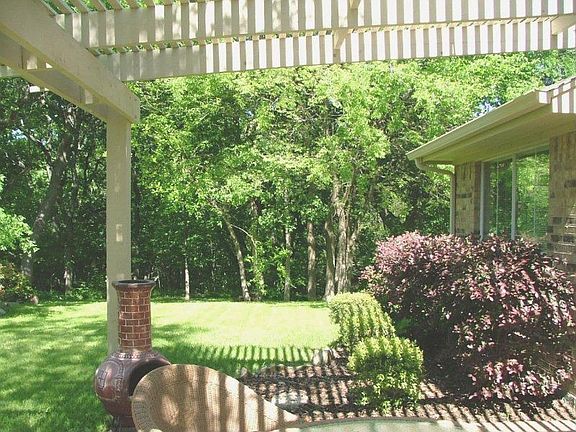 2nd image of 2821 Glen Hollow Dr