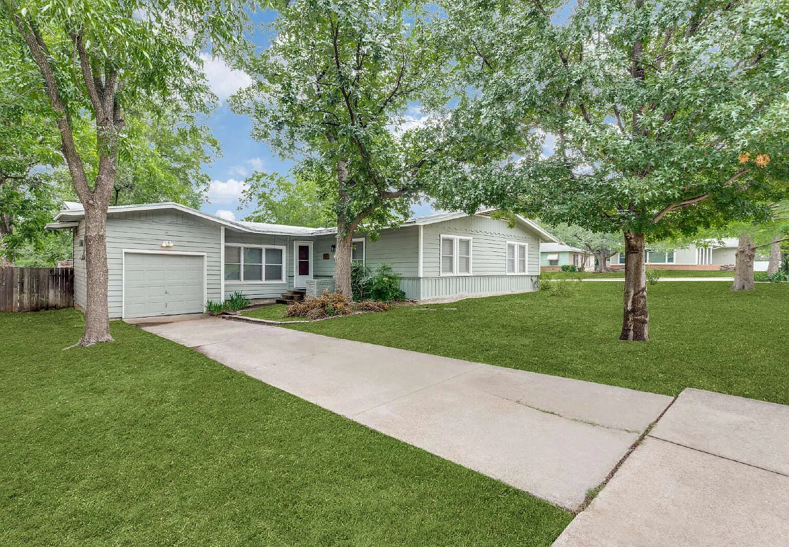 2 bed, 1.0 bath, 1350 sqft, $1,650 — Photo 1