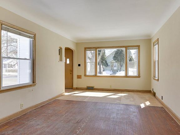 3rd image of 1915 Minnehaha Ave E