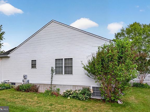 4th image of 275 Silver Maple Ct