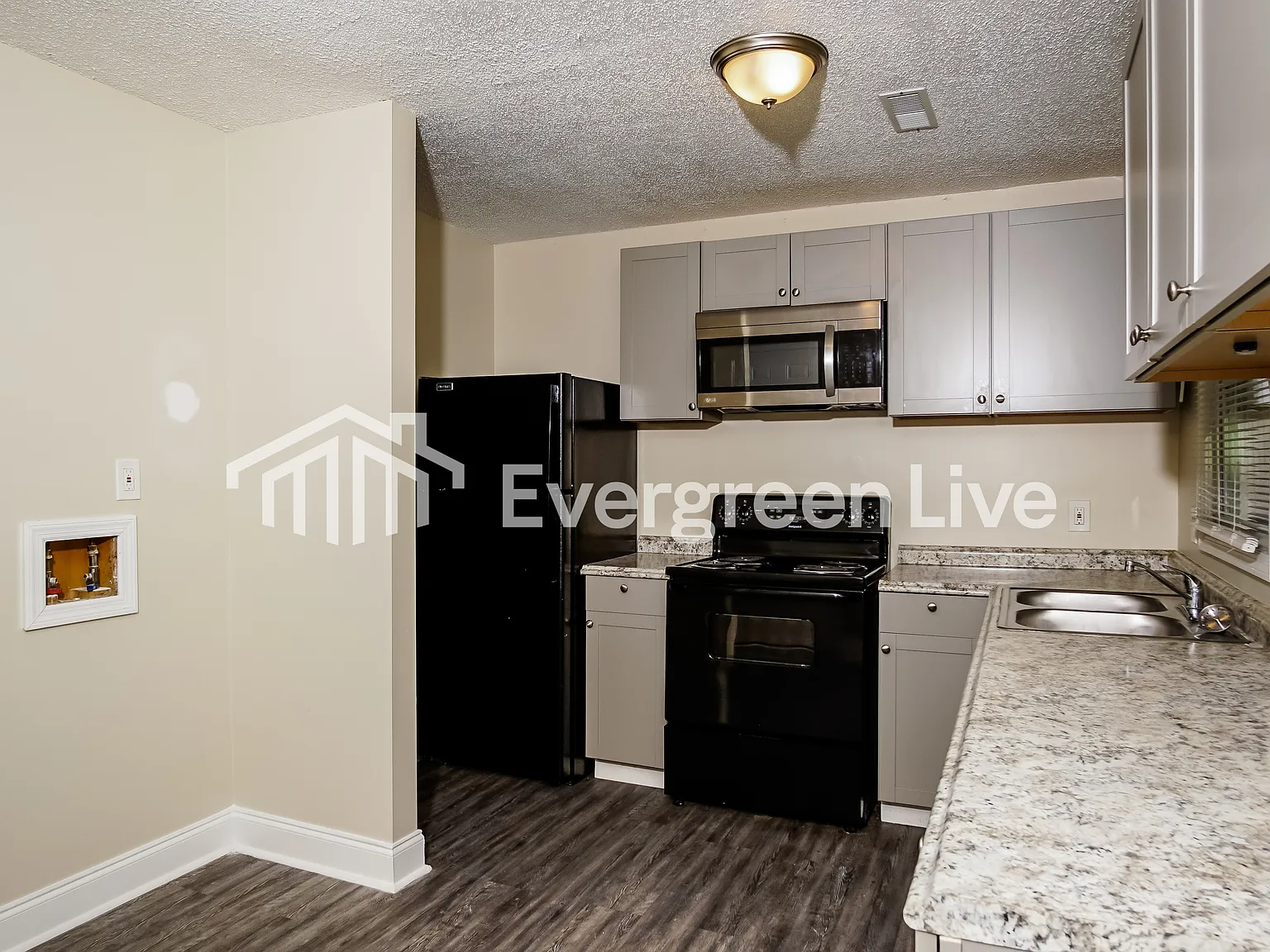 3 bed, 1.5 bath, 1031 sqft, $1,195 — Photo 3