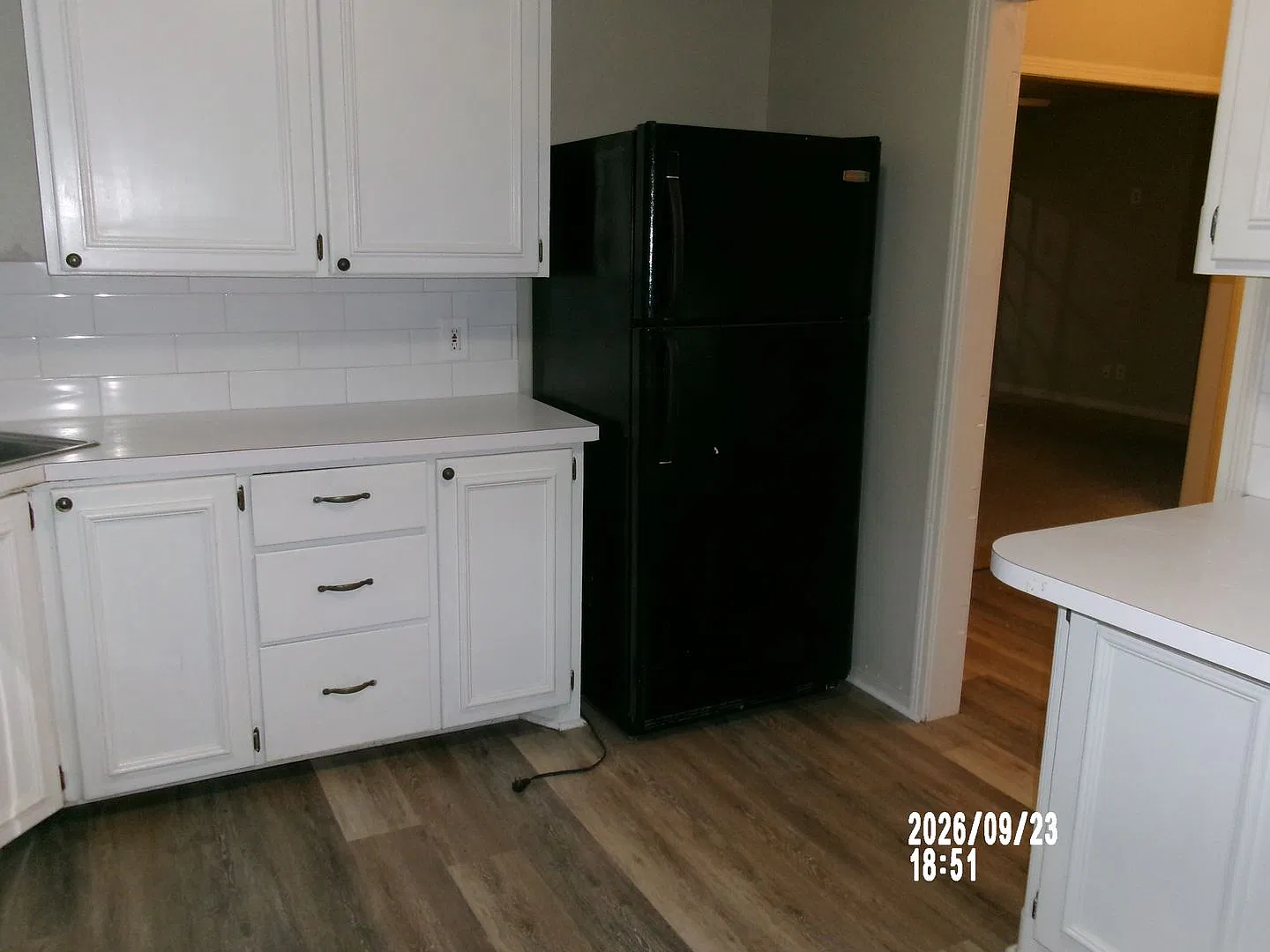 Freshly painted interiors and new flooring — Photo 3