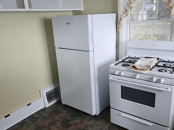 4th image of 315 1/2 E Scribner Ave