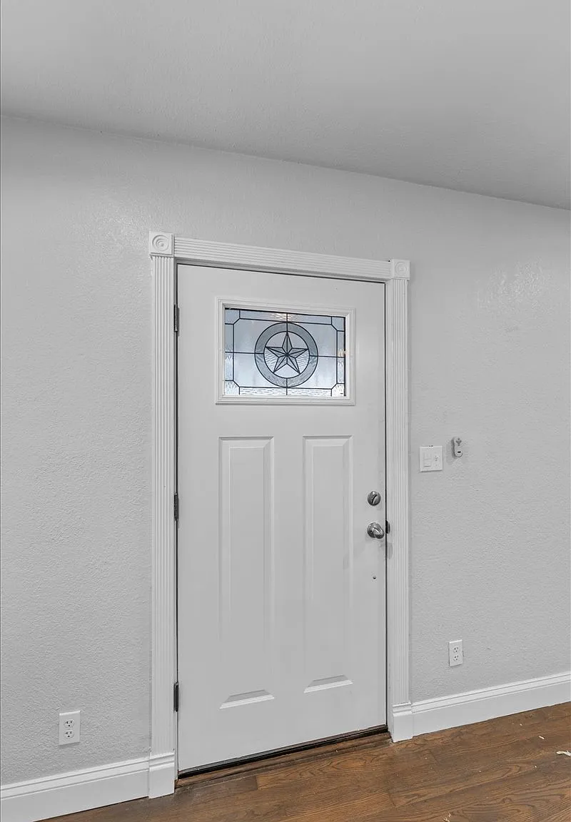 2 bed, 1.0 bath, 960 sqft, $1,585 — Photo 3