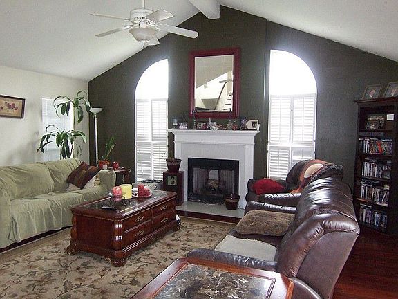 3rd image of 3072 Meadow Lake Dr E