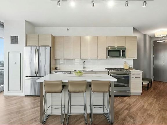 5th image of 934 W Madison St #1614