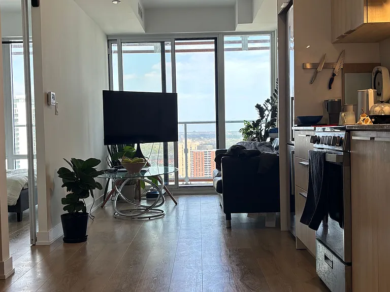 18 Maitland Ter E — Photo 5