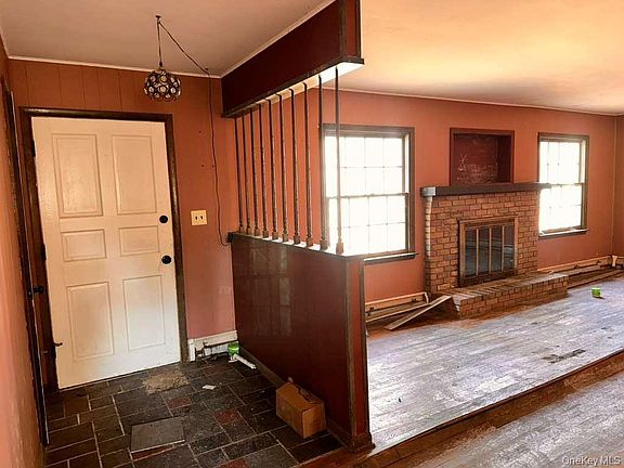 3rd image of 179 Roosevelt Road