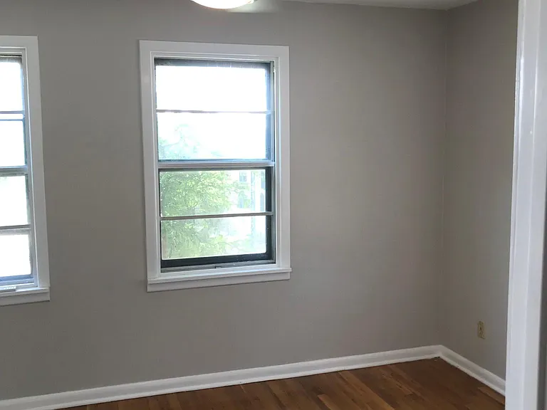 210 N Saunders St — Photo 4