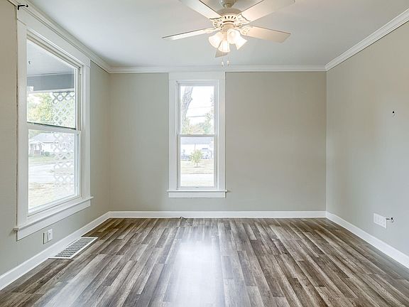 4th image of 301 E Thomas Ave
