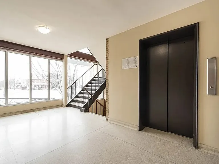 290 Mary St N — Photo 3