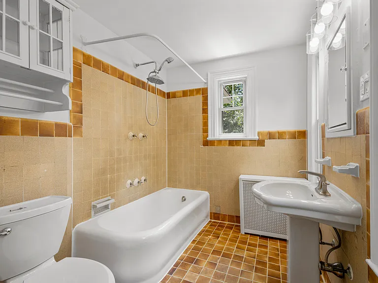 121 Walworth Ave — Photo 22