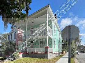 1201 E 32nd St