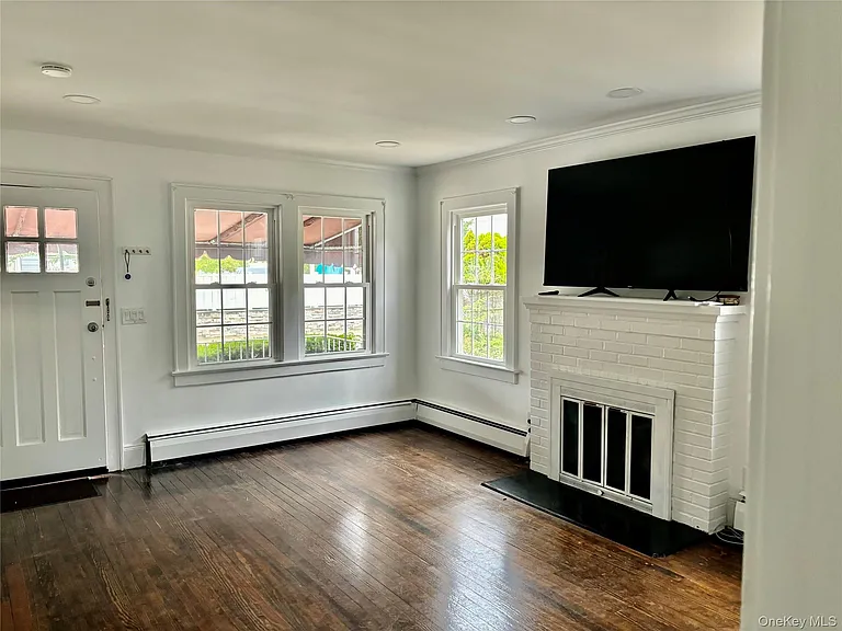 76 Clayton Ave — Photo 7