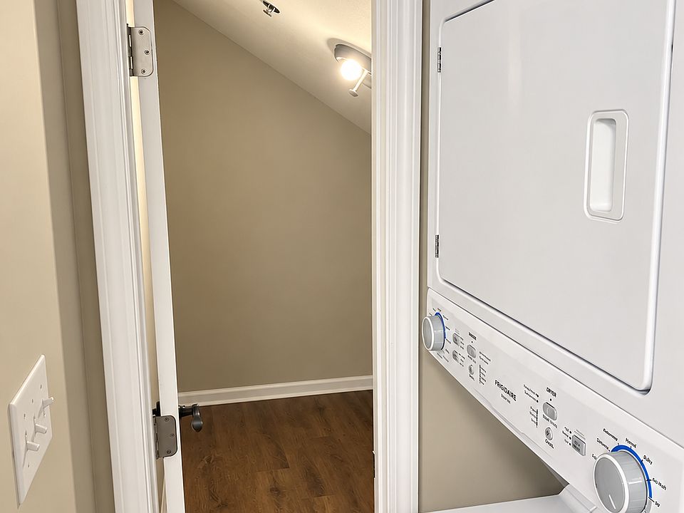 1st image of 407 E Washington St #3