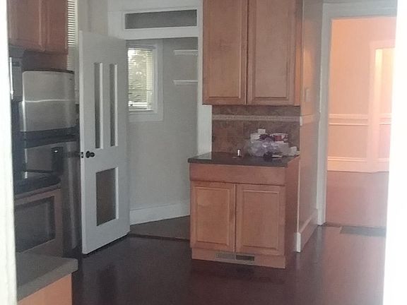 3rd image of 811 Page St APT 2