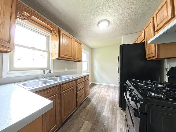 5th image of 1409 Searle St