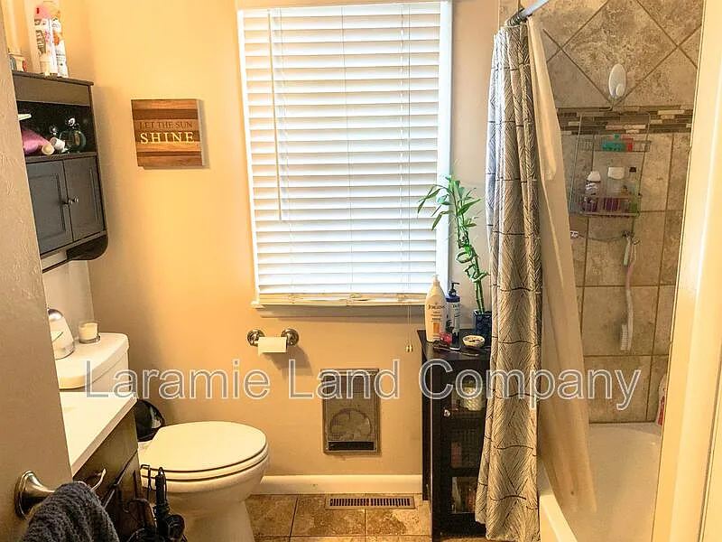 4 bed, 2.0 bath, 2028 sqft, $2,050 — Photo 4
