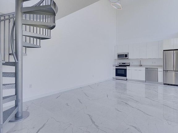 3rd image of 8423 Crespi Blvd