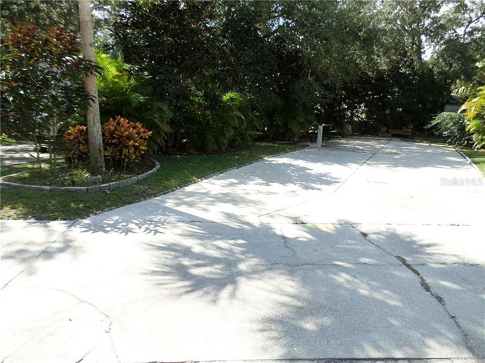 1st image of 250 NE Saddle Ln