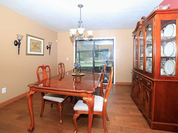 4th image of 121 SW Briarbrook Pl