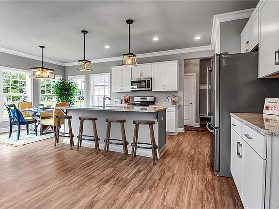 5th image of 38 Eagleview Dr