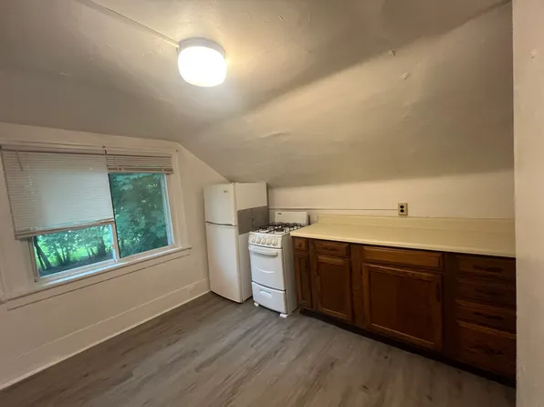 2 bed, 1.0 bath, $825, 671 Marquette Ave #2, Muskegon, MI 49442