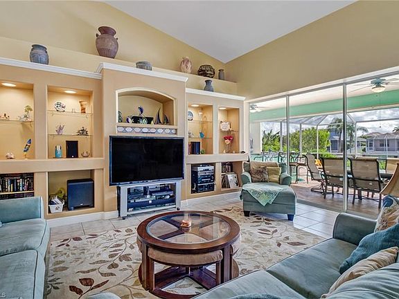 5th image of 941 SE 20th Ct