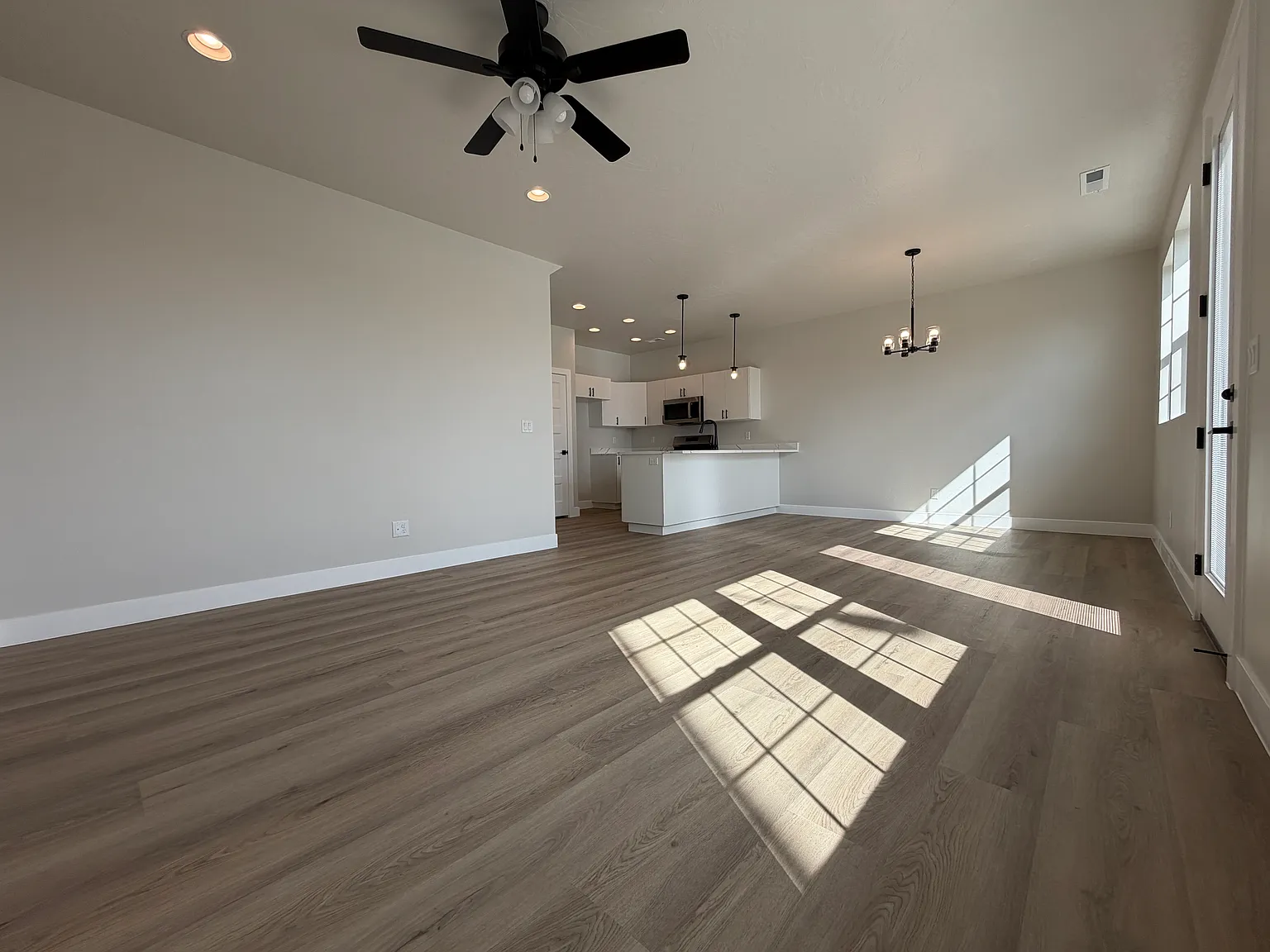 3 bed, 2.5 bath, 1596 sqft, $2,200 — Photo 3