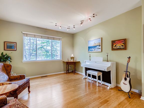 3rd image of 976 Mayfair Ct Unit 8-4