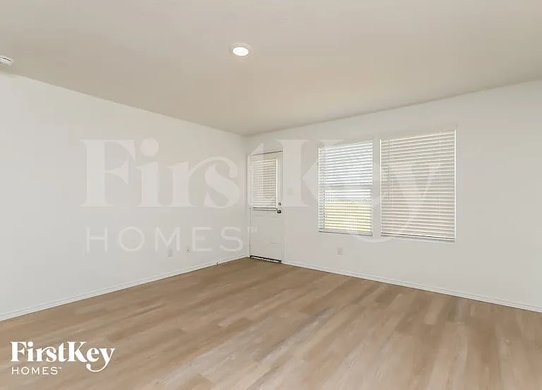 10610 McClintock Dr — Photo 8